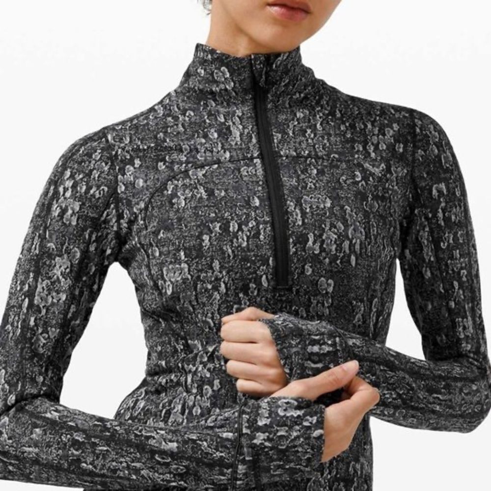 LULULEMON Run Briskly 1/2 Zip
Eventide Jacquard Black Alpine White​